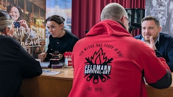 vier Personen im Gespräch