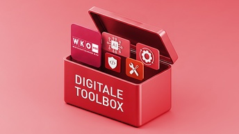 Hand aus leuchtenden Linien hält Lupe, im Hintergrund aufgeklapptes Notebook und Dokumente