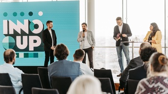 Event-Teilnehmer:innen bei Präsentation