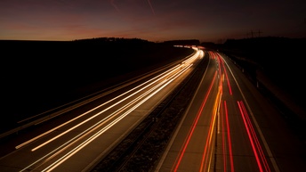 Langzeitbelichtung einer Autobahn bei Nacht