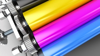 Nahaufnahme bunter Farbrollen nebeneinander in den Farben schwarz, gelb, magenta und blau