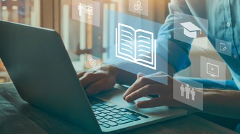 Nahaufnahme einer Person, die vor einem aufgeklapptem Laptop sitzt und auf der Tastatur tippt. Herum sind verschiedene Symbole in Rechtecken abgebildet: zum Beispiel ein Buch, Personen, ein Bildschirm, ein Doktorhut