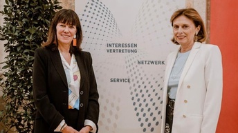 Frauen lächelnd nebeneinander