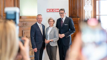 Bundespartenobmann Manfred Denk, Obmann-Stellvertreterin Manuela Kuterer und WKÖ Präsident Harald Mahrer