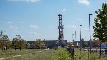 Bohrturm der Geothermieanlage in Wien Aspern