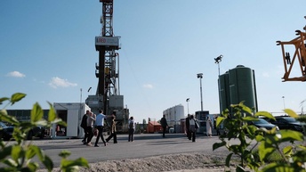 Bohrturm der Geothermieanlage in Wien Aspern