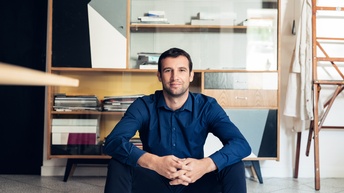 Unternehmer sitzt zufrieden in seinem Studio