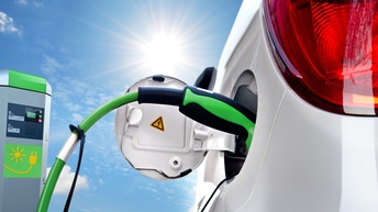 Elektroauto an Solartankstelle