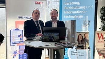 Zwei Männer bei Beratungsstand