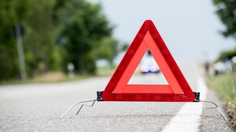Warndreieck bei einem Auto-Unfall