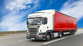 Rot-weißer LKW fährt auf einer Autobahn