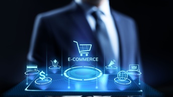 Eine Person hält ein Tablet über dem verschiedene Symbole kreisen