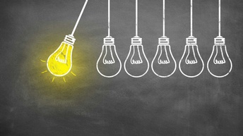 Vor einem grauen Hintergrund gezeichnete Glühbrinen