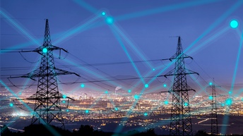 Überland-Strommasten vor blauen Abendhimmel