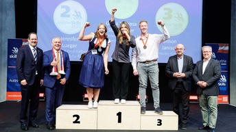 Jennifer Lueger (2. Platz), Greta Theresa Steinhauser (1. Platz) und Simon Janisch (3. Platz)