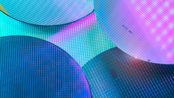 Nahaufnahme von Halbleitern in den Farben Blau, Rosa und Türkis