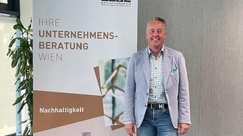 stehender Mann vor Rollup