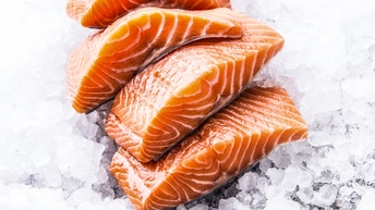 Portionierte Lachsfilets auf Eis gekühlt