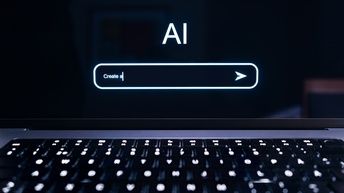 (KI-generierter Alttext) Nahaufnahme einer beleuchteten Tastatur vor einem Bildschirm mit dem Text 'AI' und einer Suchleiste mit dem Text 'Create a'.