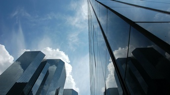 Blick auf Hochhäuser und Himmel aus der Perspektive von unten