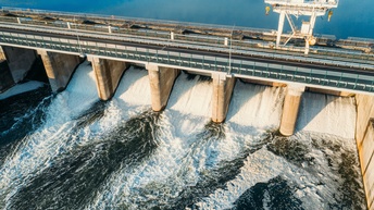 Hydroelektrischer Staudamm bei einem Fluss, Topview