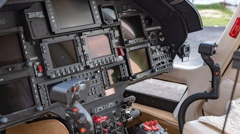 Nahaufnahme des Cockpits eines Helikopters mit Steuerknüppeln