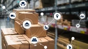 Kartons unterschiedlicher Größe sind übereinander gestapelt. Darüber sind Symbole zum Thema Logistik, zum Beispiel ein LKW, ein Gabelstapler, ein Icon für den Standort, Kartons oder ein WLAN-Symbol