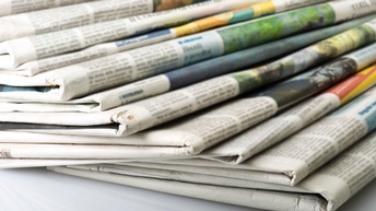 Übereinander gestapelte Zeitungen