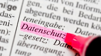 Wort Datenschutz in einem Text mit einem rosa Marker markiert