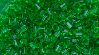 Detailansicht kleiner zylinderförmiger grüner Plastikteilchen durcheinander liegend