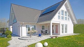 Hell-Rosa Einfamilienhaus mit Garten, Terrasse und Solaranlage am Dach 