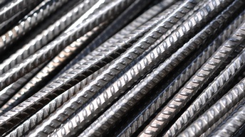 Close-up von langen schmalen Betonstahlstäben