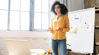 Vortragende vor Flipchart