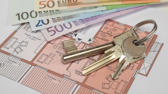 Wohnungsgrundriss mit Schlüssel und Euro-Geldscheinen