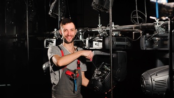 Beleuchter bei der Wartung eines Bühnenscheinwerfers