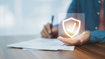 Eine Person unterschreibt ein Dokument