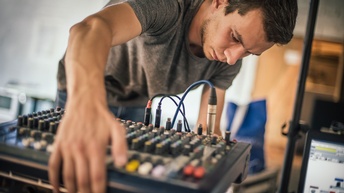 Veranstaltungstechniker bei der Einrichtung der Soundanlage