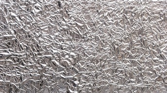 Nahaufnahme einer zerknitterten Alufolie