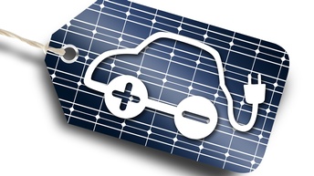 Weißes Symbol eines Autos, dessen Räder Plus und Minus enthalten, Karosserie in Kabelstecker verlaufend auf Hintergrund mit Solarzellen in Etikettenform