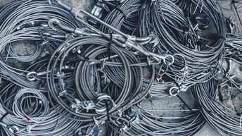 Nahaufnahme eines Haufen mehrerer, Stahlseile, die jeweils eingerollt sind
