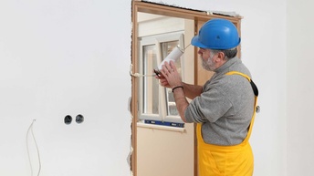 Handwerker bei der Montage eines Türrahmens