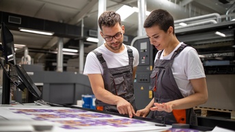 Zwei Drucker kontrollieren die Druckqualität eines Mehrfarbendrucks