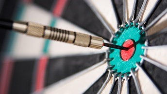 Dartpfeil im Bull's Eye einer Dartscheibe