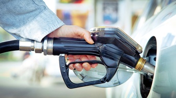 Auto wird mit Benzin getankt