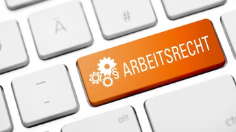 Orange Computertaste mit Schriftzug Arbeitsrecht