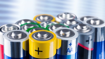 Nahaufnahme mehrerer, unterschiedlicher Batterien