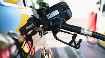 Nahaufnahme eines Zapfhahns in einem Tankdeckel eines Fahrzeugs