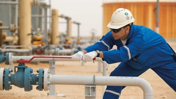 Eine Person bei der Arbeit in einer Erdölförderanlage