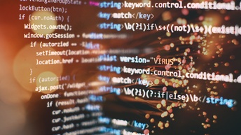 Nahaufnahme eines Computerbildschirms mit HTML-Codes
