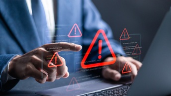 Fokus auf Hand einer Person, die über Tastatur zeigefinger streckt, über das gesamte Bild Overlay mit roten Rufzeichen in Dreiecken